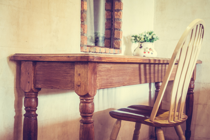 Why Early Ercol Windsor Chairs Develop Hairline Cracks Around the Spindles