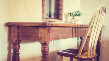Why Early Ercol Windsor Chairs Develop Hairline Cracks Around the Spindles