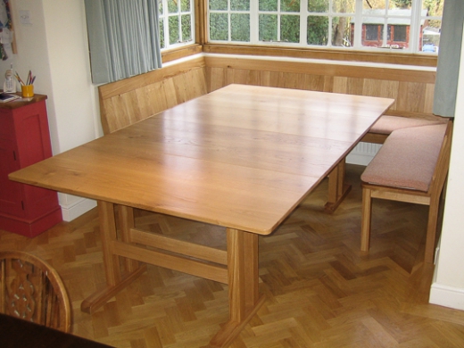 Oak table with flexible extending option